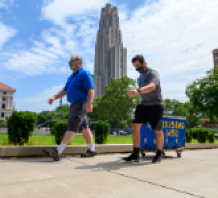 Student with a housing cart during Pitt Arrival